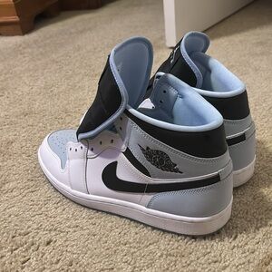 Jordan 1 mid SE ice blue